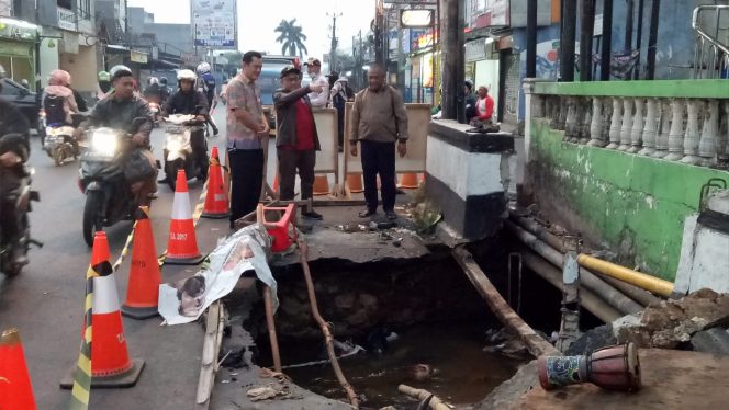 
					Wali Kota Depok, Mohammad Idris didampingi Kepala Dinas Pekerjaan Umum dan Penataan Ruang (PUPR), Dadan Rustandi langsung meninjau lokasi untuk mencari formula yang pas dalam penanganannya.