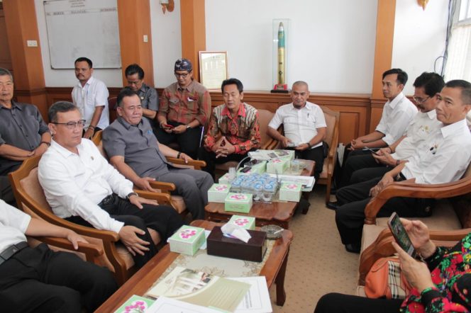 
					Panggilan para kepala sekolah yang tergabung dalam Musyawarah Kerja Kepala Sekolah (MKKS) dilakukan di Gedung DPRD Kota Sukabumi, Rabu (19/6/2019).