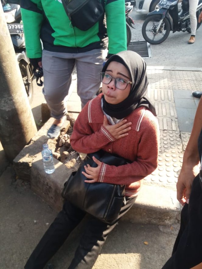 
					Seorang pengendara wanita nabrak separator hingga terluka di Jalan Margonda tepat di Gang Mawar, Kelurahan Kemirimuka. (FOTO : Aji Hendro/Harian Sederhana)