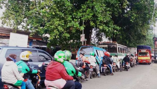 
					Kemacetan Lalu-lintas perempatan Gong Si Bolong. (FOTO : Istimewa)