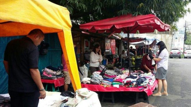 
					Dilarang Berjualan, PKL di Pasar Kaget GDC Pasrah. (FOTO : tribunnews)