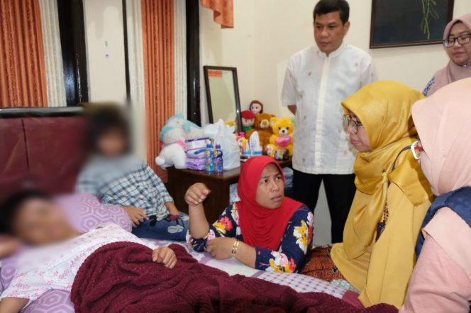 
					Ketua Ketua Pusat Pelayanan Terpadu Pemberdayaan Perempuan dan Anak  Kota Depok Elly Farida saat menjenguk SS. (FOTO : Istimewa)