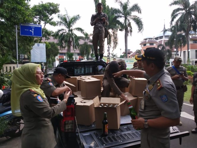 
					Sebanyak lebih dari 1000 botol miras ditemukan dalam penggerebekan di sebuah rumah di kawasan Jalan Kali Licin, Kecamatan Pancoran Mas, Senin (17/6/2019). (FOTO : Harian Sederhana)