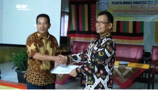 
					Serah terma jabatan Ketua Umum Kwartab periode 2016-2019, Nafryzal Carlo ke ketua umum yang baru 
terpilih untuk periode 2019-2022, Syamsul Bahri. (FOTO : fajarsumbar.com)