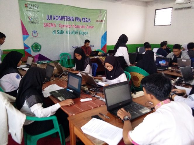 
					Suasana Uji Kompetensi Skema Operator Komputer Junior diselenggarakan BNSP di SMK Annur di Jalan Masjid Al Barkah, Kelurahan Pasir Putih, Kecamatan Sawangan. (FOTO : Sudibyo/Harian Sederhana)