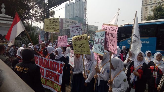 
					Puluhan siswa bersama orang tuanya melakukan aksi unjuk rasa di depan pintu masuk Kantor Balai Kota Depok, Jalan Margonda, Selasa (2/7/2019).