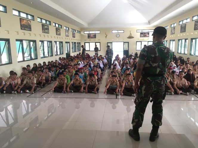 
					Batalyon Infanteri (Yonif) 310 Kidang Kencana (KK) memberi pembekalan kepada siswa baru di SMPN 10 Kota Sukabumi dalam rangka MPLS.