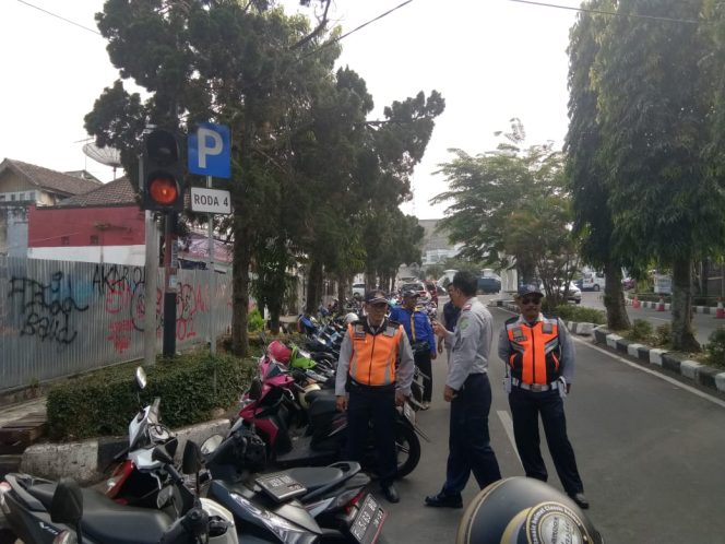 
					Area parkir di Jalan Ir. H. Juanda Dago, Kota Sukabumi, menjadi sorotan.