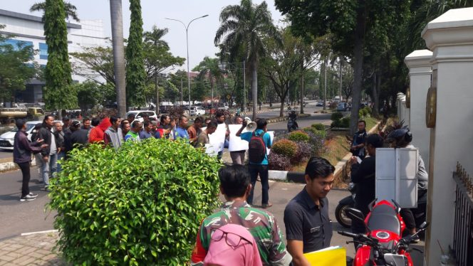 
					Geruduk PN Cibinong, Karyawan PT Sari Rasa Citeureup Tolak Eksekusi Pabrik