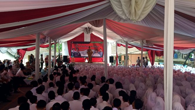 
					Kapolda Jawa Barat, Irjen Pol Rudy Sufahriadi lakukan kunjungan kerja ke MAN 1 Cibadak, Sukabumi, Kamis (25/7/2019).