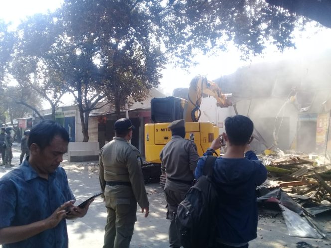 
					Pemkot Bekasi melakukan pembongkaran bangunan rumah warga di lingkungan Perumahan Bumi Rawa Tembaga (BRT), RT 01/11, Jalan Bougenville Raya, Kelurahan Jakasampurna, Kecamatan Bekasi Barat, Kota Bekasi, Kamis (25/7/2019).