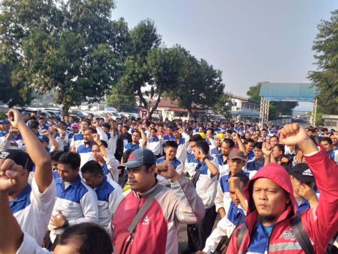 
					SP AMK berdemonstrasi di depan Pabrik PT Suzuki Indomobil Motor Plant Tambun, Jalan Sultan Hasanudin, Kabupaten Bekasi, Kamis (25/7/2019).