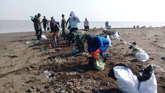 
					TNI dan Warga Bersihkan Limbah Minyak Mentah di Pantai Muara Beting.