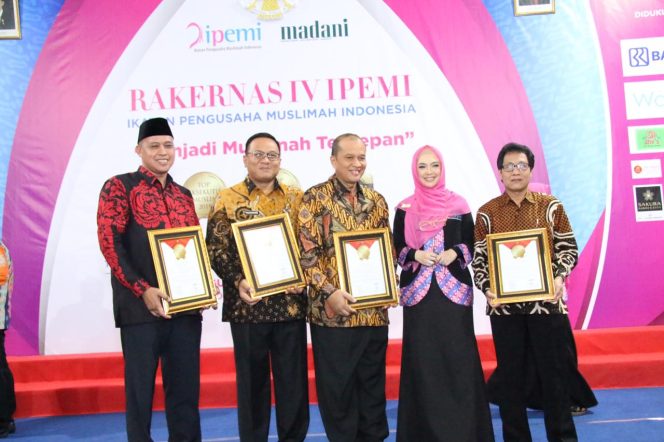 
					Tri Adhianto Tjahyono Terima Penghargaan Top Eksekutif Muslim 2019.