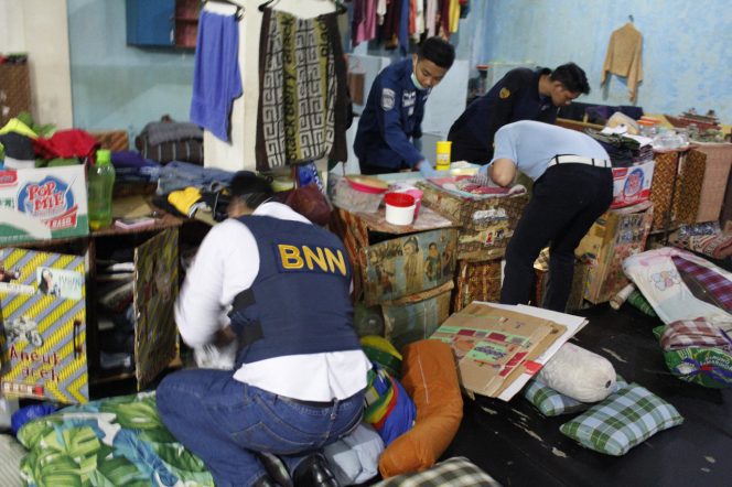 
					Badan Narkotika Nasional (BNN) Kota Depok dan Kepolisian mengadakan razia gabungan secara mendadak, Senin (30/7/2019) malam.