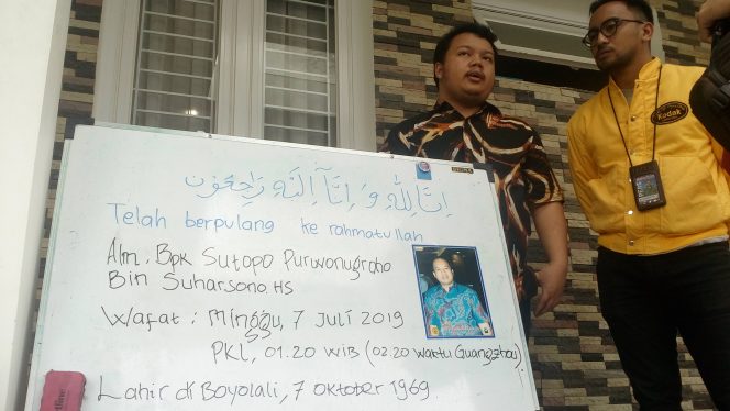 
					Suasana duka tampak menyelimuti kediaman almarhum Kepala BNPB, Sutopo Purwo Nugroho di Perumahan Raffles Hills, Depok, Minggu (7/7/2019).