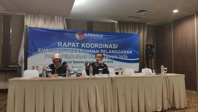 
					Bawaslu Kota Depok mengadakan rapat koordinasi evaluasi penanganan pelanggaran pada Pemilu 2019 di Hotel Santika, Jalan Margonda Raya, Kecamatan Beji, Selasa (2/7/2019).