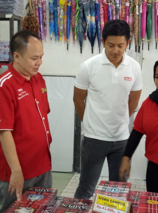 
					Rio Haryanto Gegerkan Pengunjung Toko Buku Sederhana