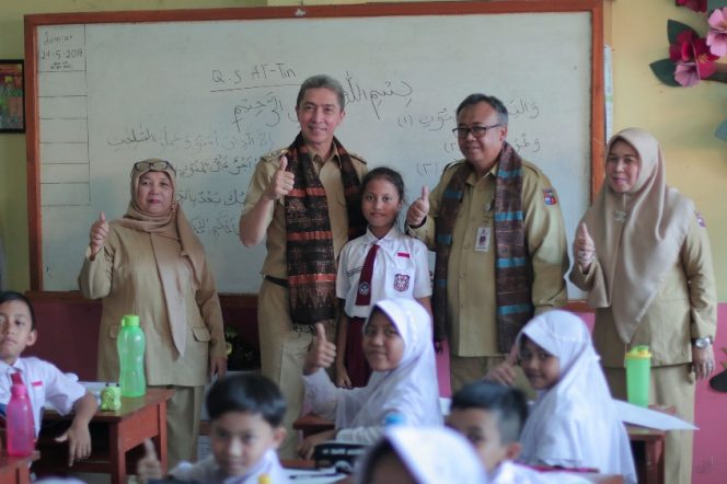 
					Wakil Wali Kota Bogor, Dedie Rachim didampingi Sekdisdik, Jana Sugiana kunjungi SDN Polpat peraih rangking pertama akreditasi se-Jabar. (FOTO : BP.Sianturi/Harian Sederhana)