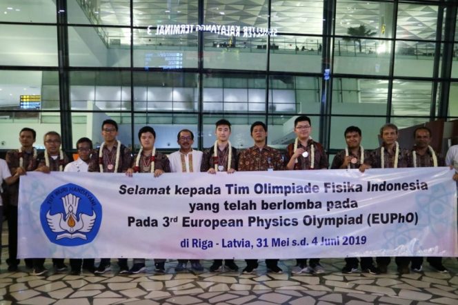 
					Inilah pelajar asal Indonesia yang meraih medali di tingkat internasional, satu di antaranya siswa SMAN 1 Depok yang meraih perak. (FOTO : Istimewa)