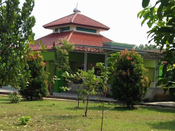 
					Inilah Masjid di areal SMPN 16 Kota Bogor, halamannya pun ditata apik. (FOTO : BP. Sianturi/Harian Sederhana)