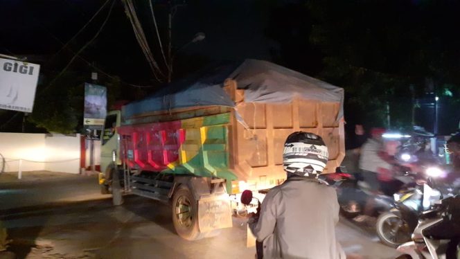 
					Dalam aksi protesnya, warga Mampang melakukan aksi blokade rute jalan yang biasa dilalui truk-truk tersebut pada Selasa (2/7/2019) malam.