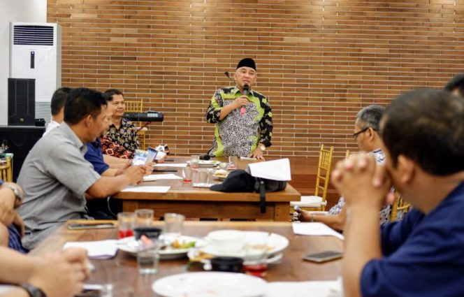 
					Mohammad Idris saat berkoordinasi dengan rombongan Pemkot Depok pada Rapat Kerja Nasional (Rakernas) Asosiasi Pemerintah Kota Seluruh Indonesia (Apeksi) ke-14 di Kota Semarang, Selasa malam (2/7/2019).