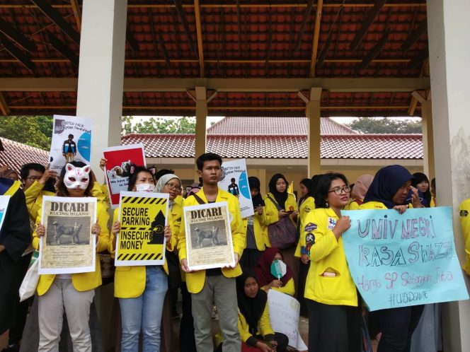 
					BEM UI menggelar aksi protes terkait rencana kebijakan tersebut di depan Gedung Rektorat UI, Senin (8/7/2019).