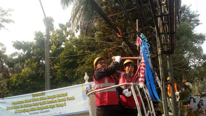 
					Simbolisasi pemotongan kabel jaringan dipimpin Wali Kota Depok, Mohammad Idris, tepatnya di depan gerbang utama kantor Pemerintah Kota Depok di Jalan Raya Margonda pada Jumat 12 Juli 2019.