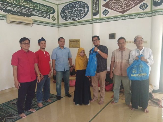 
					Garbi Kota Depok menyantuni sebanyak 50 anak yatim piatu dalam acara halal bil halal di Taman Kebun, Jalan Raya Kebayunan, Kelurahan Tapos, Kecamatan Tapos, Sabtu (13/7/2019).