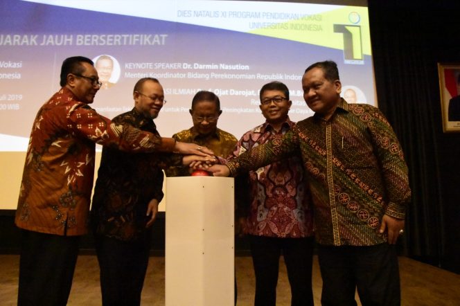 
					Program Pendidikan Vokasi UI itu dihadiri oleh Menteri Koordinator Perekonomian, Darmin Nasution, Direktur Program Pendidikan Vokasi UI, Prof, Sigit P. Hadiwardoyo dan Rektor Universitas Terbuka Prof. Ojat Darojat.