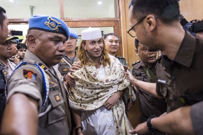 
					Massa pendukung Bahar bin Smith berkerumun di depan Gedung Perpustakaan dan Arsip Kota Bandung, Jawa Barat, Selasa (9/7/2019). (FOTO : Kompas.com)