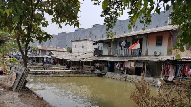 
					Bangunan di Bantaran Kali Jadi Penghambat Program ODF. (FOTO : Warta Kota)