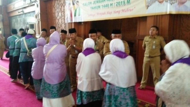 
					Mohammad Idris saat menghadiri pemberangkatan jemaah Calhaj Kloter 77 di Balai Kota Depok, Senin (29/07/19).