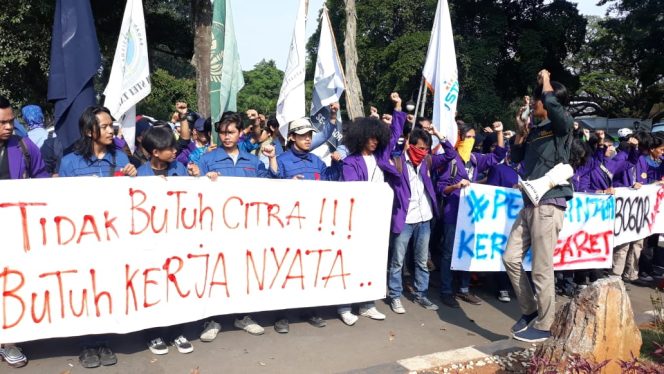 
					Badan Eksekutif Mahasiswa (BEM) se-Kota Bogor melakukan unjuk rasa di depan Balai Kota, Rabu (17/7/2019).