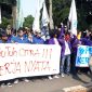 Badan Eksekutif Mahasiswa (BEM) se-Kota Bogor melakukan unjuk rasa di depan Balai Kota, Rabu (17/7/2019).