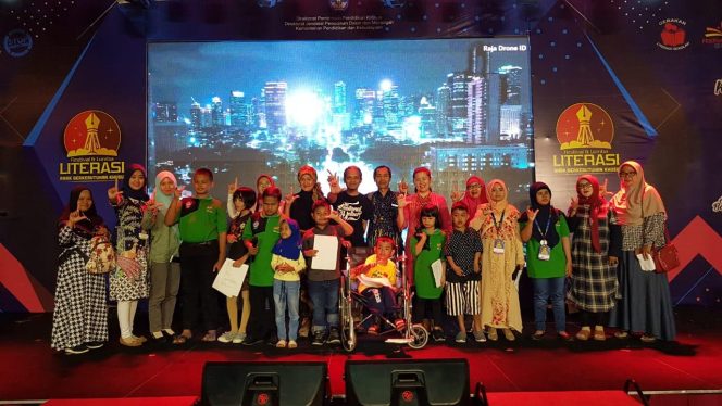 
					Suasana penerimaan penghargaan Festival Literasi Sekolah tingkat khusus. (FOTO : Istimewa)