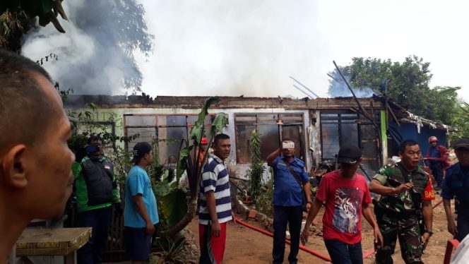 
					Tiga rumah kontrakan di Jalan Raya Sawangan, Blok Duren, Kecamatan Pancoran Mas, Depok ludes dilalap api pada Selasa (30/7/2019).