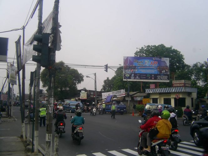 
					Rencana Pemkot Depok untuk memutar lagu-lagu daerah di tiap lampu lalu lintas atau lampu merah mendapatkan tanggapan beragam. 