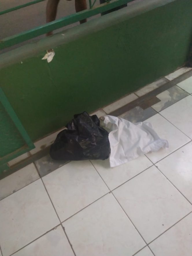 
					Sesosok mayat bayi perempuan ditemukan di dalam bungkus plastik hitam di teras depan Majlis Ta'lim Nurul Hikmah di kawasan Bulak Barat, RT 05/07 Kecamatan Cipayung, Rabu (3/7/2019).