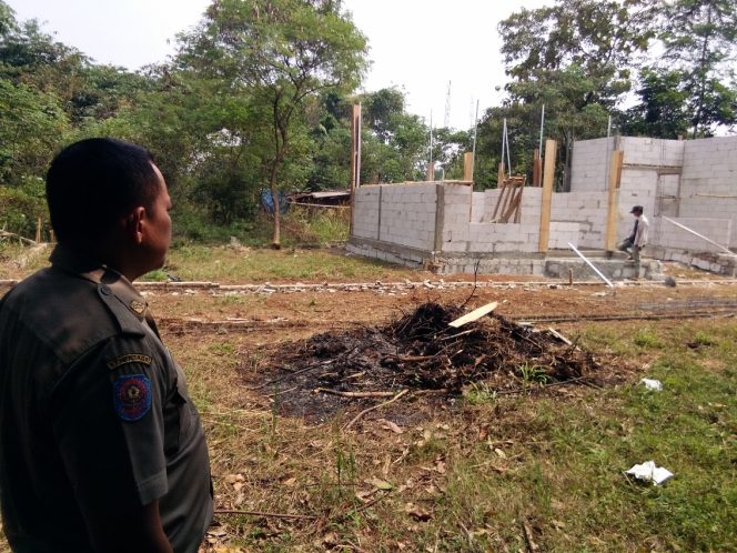 
					Satpol PP Kecamatan Sawangan memperlihatkan bangunan yang belum dilengkapi IMB. (FOTO : Sudibyo/Harian Sederhana)