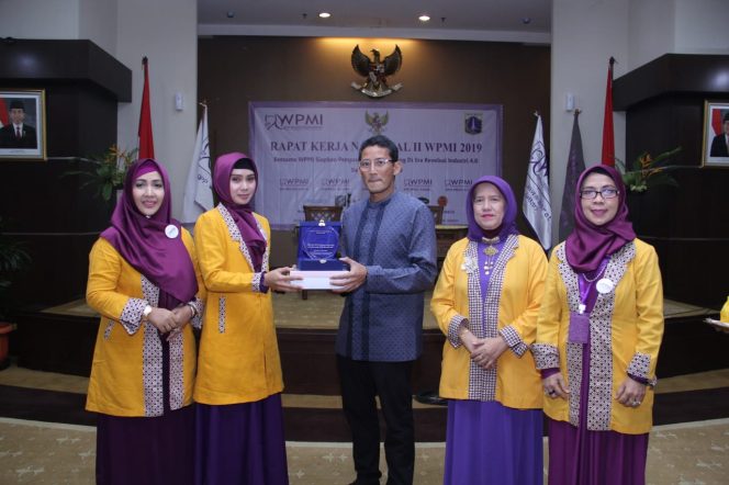 
					Sandiaga Uno saat menghadiri Rakernas Wanita Pengusaha Muslimah Indonesia (WPMI) di Kementerian Koperasi dan Usaha Kecil dan Menengah, Jakarta Selatan.