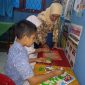 Ika Kurniawati, guru pembimbing khusus tengah mengajarkan siswa ABK di ruang kelas di SDN Bojongsari 01. (FOTO : Sudibyo/Harian Sederhana)