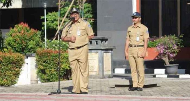 
					Pradi Supriatna saat memimpin apel pagi di Lapangan Balai Kota Depok.