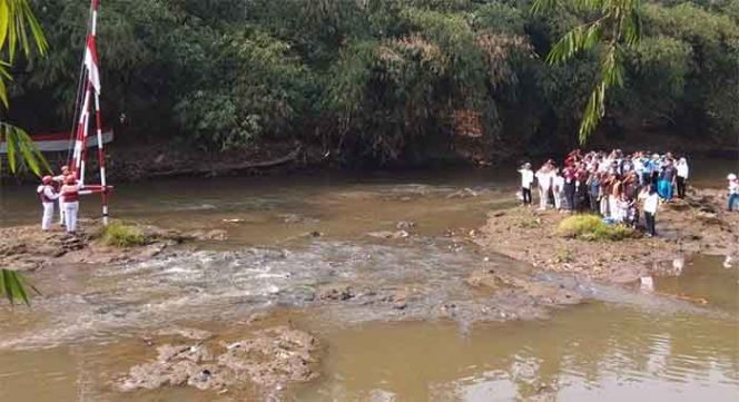 
					Komunitas KCD memilih Kali Ciliwung sebagai tempat untuk prosesi pengibaran merah putih.