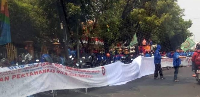 
					GEKANAS menggelar aksi unjuk rasa di depan kantor Wali Kota Bekasi.