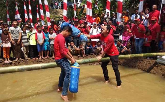 
					Lomba gebuk bantal antara Wali Kota Bogor Bima Arya (kanan) dan Camat Bogor Selatan Atep Budiman