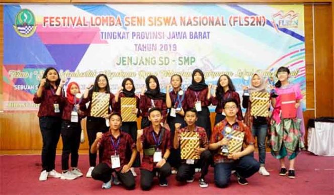 
					Para siswa SMPN 4 Kota Bogor peraih juara di tingkat Jawa Barat yang akan mengikuti FLS2N di tingkat nasional. 