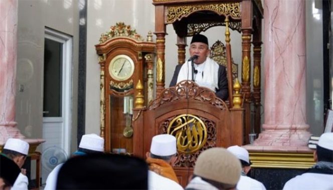 
					Wali Kota Depok, Mohammad Idris saat menjadi khatib serta imam di Salat Idul Adha 1440 H di Masjid At-Taqwa, Jatimulya.