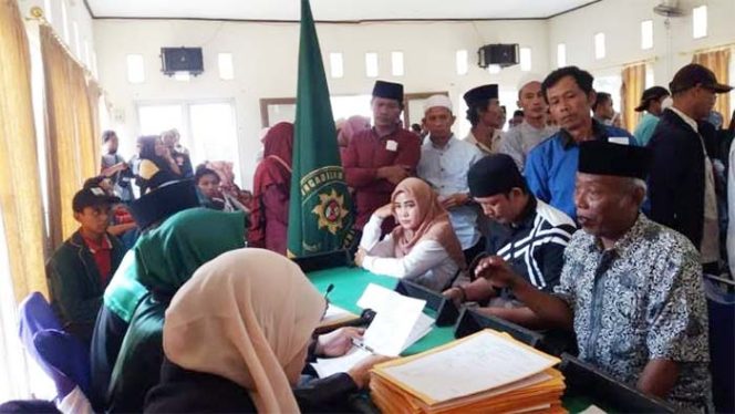 
					Sebanyak 62 pasangan yang sudah berumur antara 30-65 tahunan ini terlihat berseri-seri sesudah melaksanakan ijab qabul.